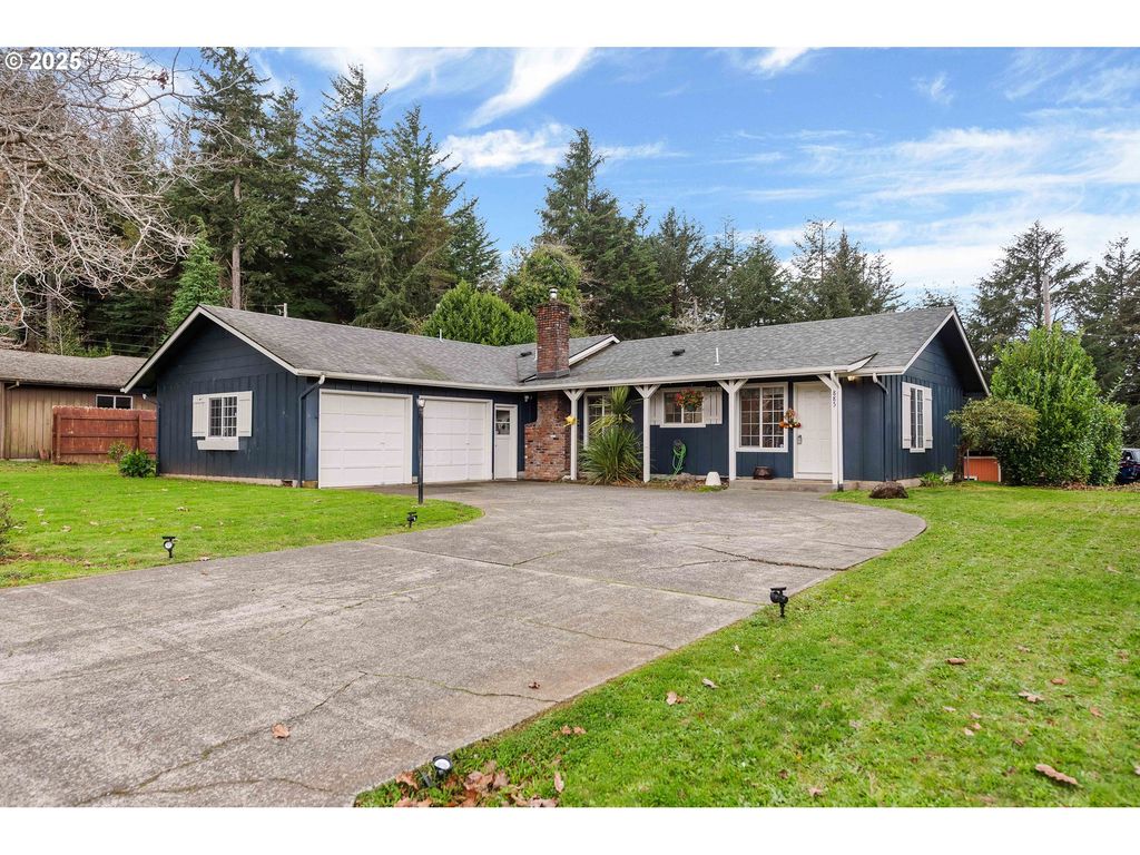 885 OAKWAY Dr, Coos Bay, OR 97420