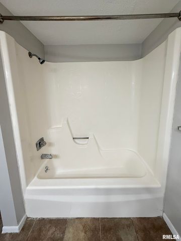 2700 W Forrest Hill Ave Apt 12, Peoria, IL 61604