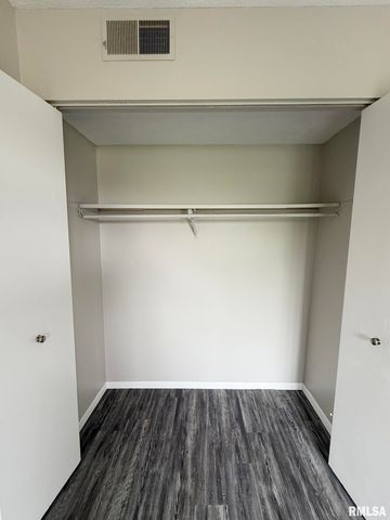 2700 W Forrest Hill Ave Apt 12, Peoria, IL 61604