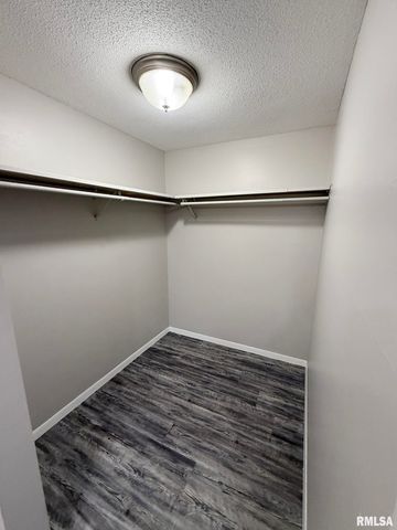 2700 W Forrest Hill Ave Apt 12, Peoria, IL 61604