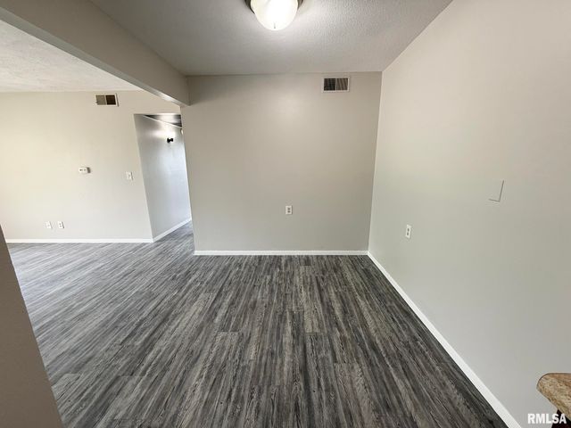 2700 W Forrest Hill Ave Apt 12, Peoria, IL 61604