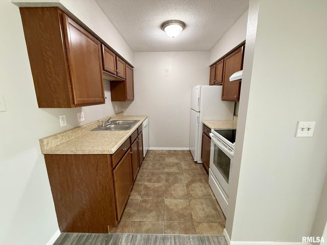 2700 W Forrest Hill Ave Apt 12, Peoria, IL 61604