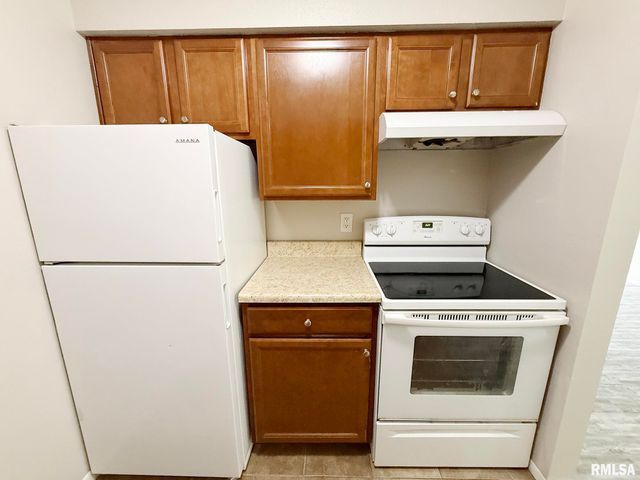 2700 W Forrest Hill Ave Apt 12, Peoria, IL 61604