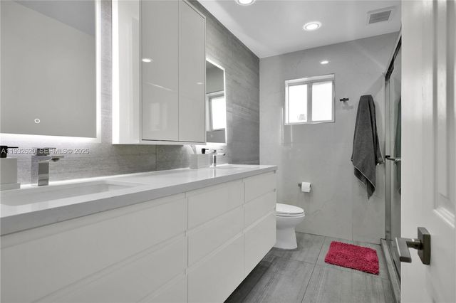 2101 NE 211th Ter ., Miami, FL 33179