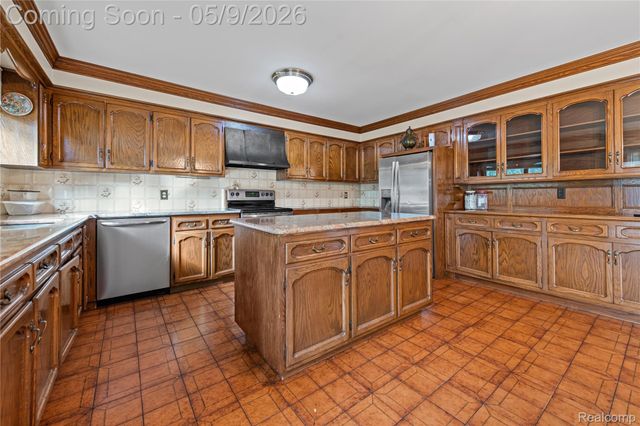 38219 Santa Anna Street, Clinton Charter Township, MI 48036