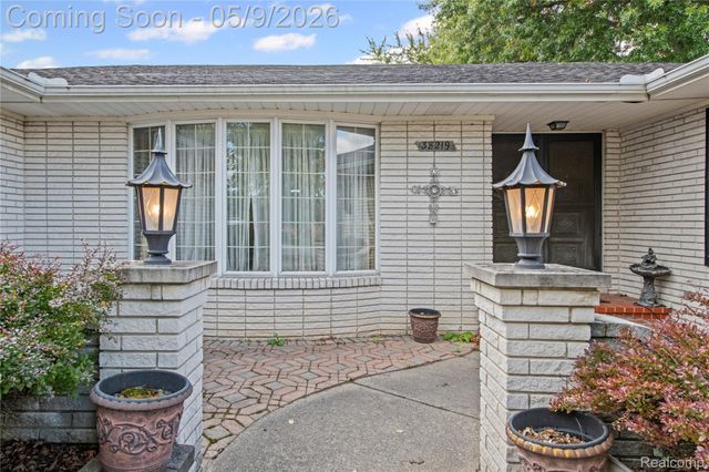 38219 Santa Anna Street, Clinton Charter Township, MI 48036