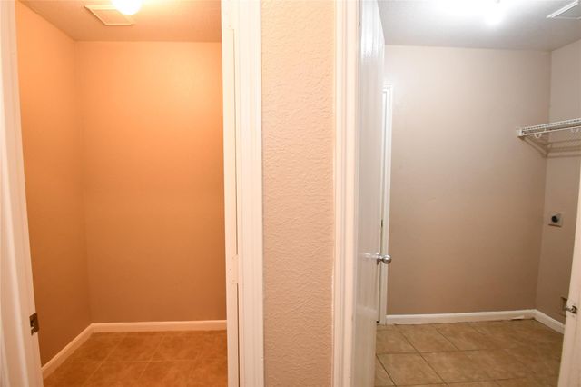 6618 Hawthorne Falls Lane, Houston, TX 77049