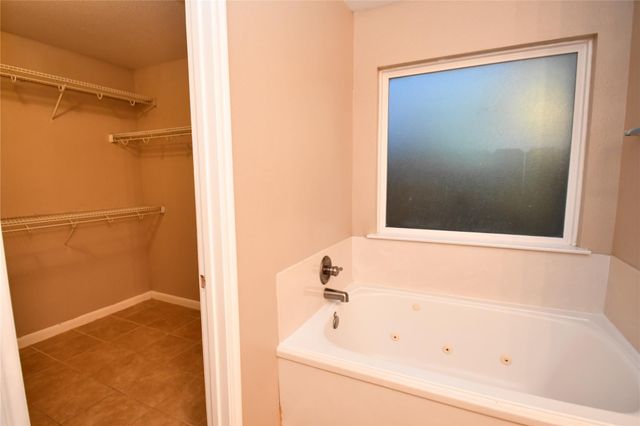 6618 Hawthorne Falls Lane, Houston, TX 77049
