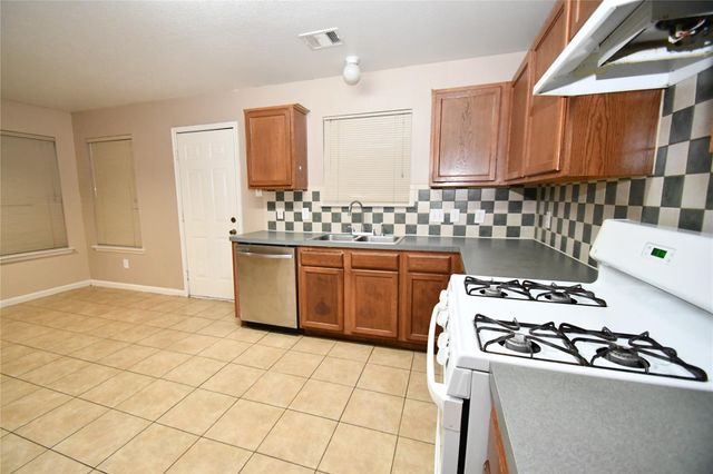 6618 Hawthorne Falls Lane, Houston, TX 77049