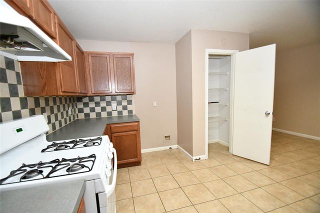 6618 Hawthorne Falls Lane, Houston, TX 77049