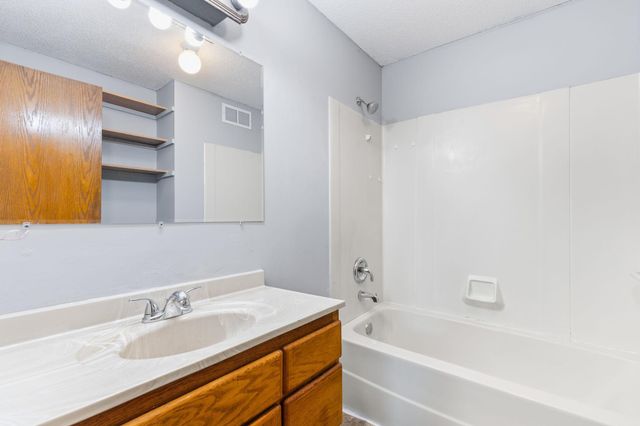 979 Victoria Street N, Saint Paul, MN 55103