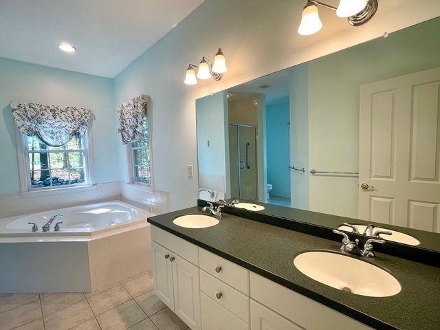 176 Mary Catherine Dr, Lancaster, MA 01523