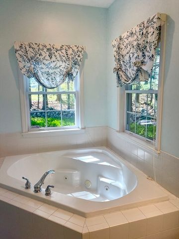 176 Mary Catherine Dr, Lancaster, MA 01523