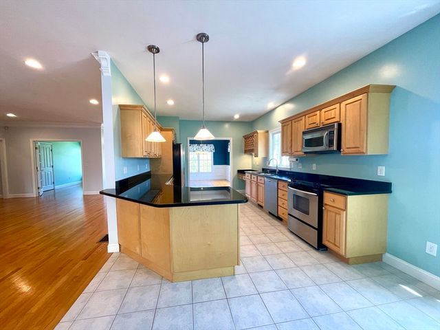 176 Mary Catherine Dr, Lancaster, MA 01523