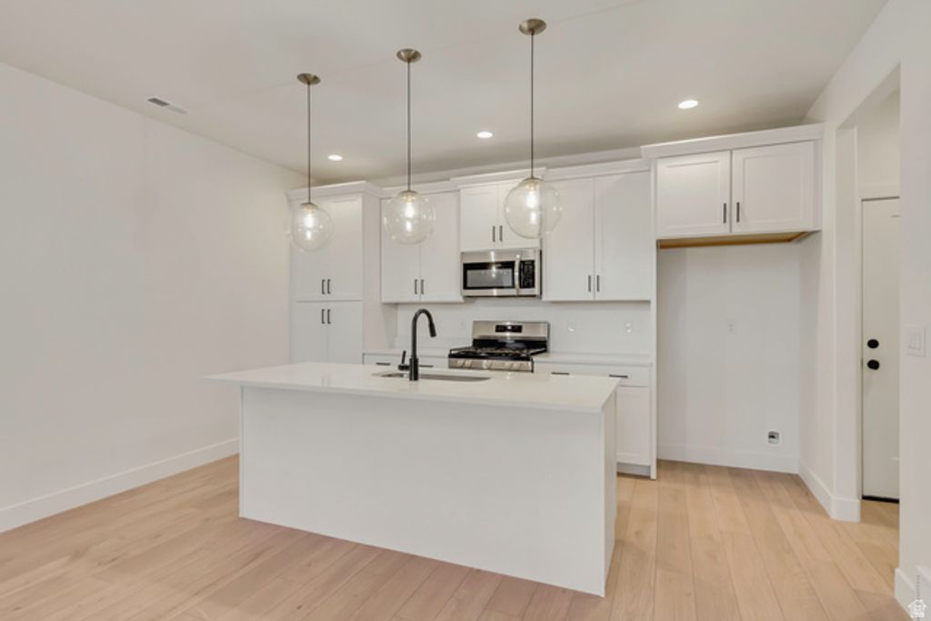 Image 8 of property listing at 6996 W HIDDEN HILLS WAY #182, West Jordan, UT 84081