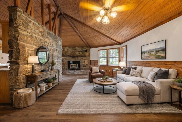 10910 S Whitehouse Road, Fayetteville, AR 72701