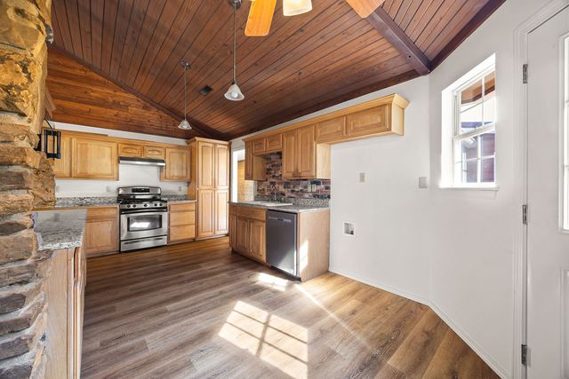 10910 S Whitehouse Road, Fayetteville, AR 72701