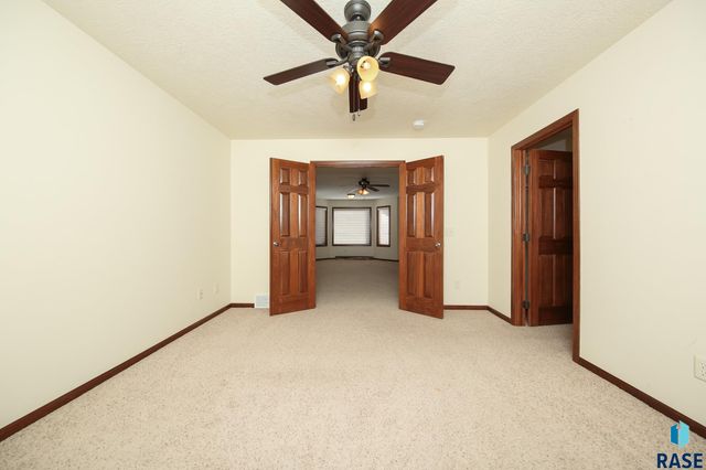 8103 S Brenda Pl Place, Sioux Falls, SD 57108