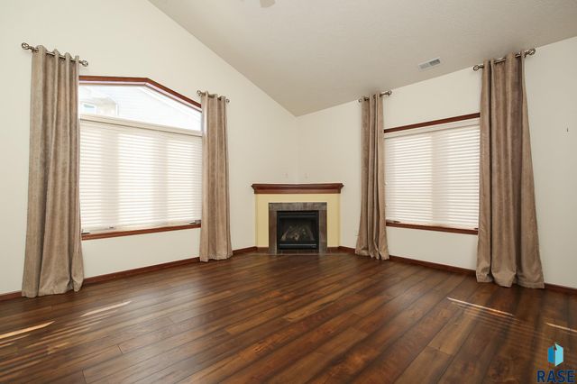 8103 S Brenda Pl Place, Sioux Falls, SD 57108