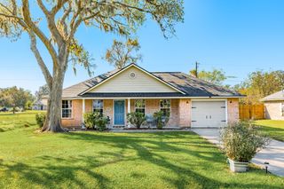 621 Humble Street, West Columbia, TX 77486