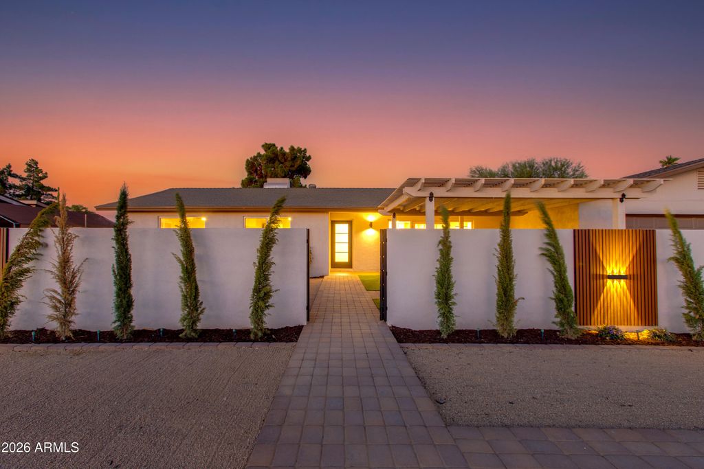 11841 N 24th Street, Phoenix, AZ 85028