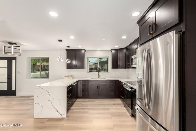 2210 E EVERETT Drive, Phoenix, AZ 85022