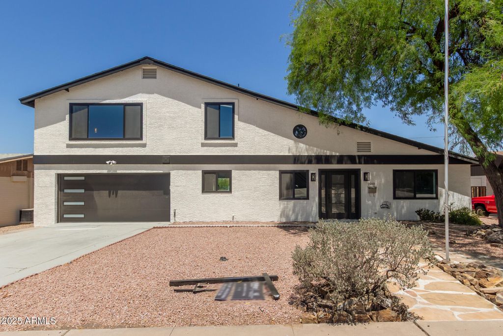 2210 E EVERETT Drive, Phoenix, AZ 85022