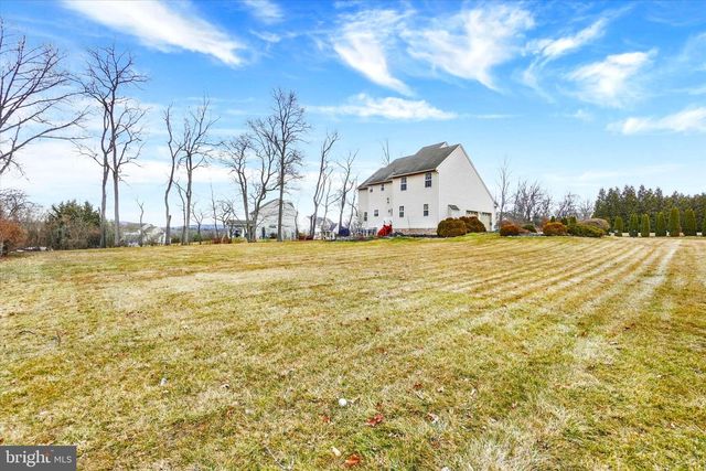 1724 CANDLE LN, York, PA 17404