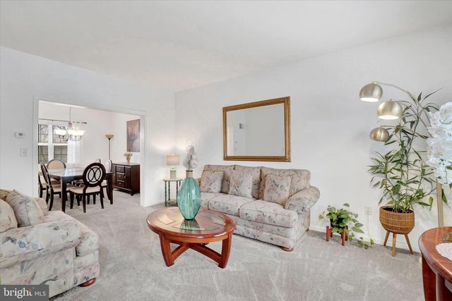 1724 CANDLE LN, York, PA 17404