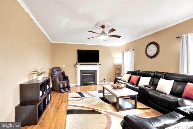 1724 CANDLE LN, York, PA 17404