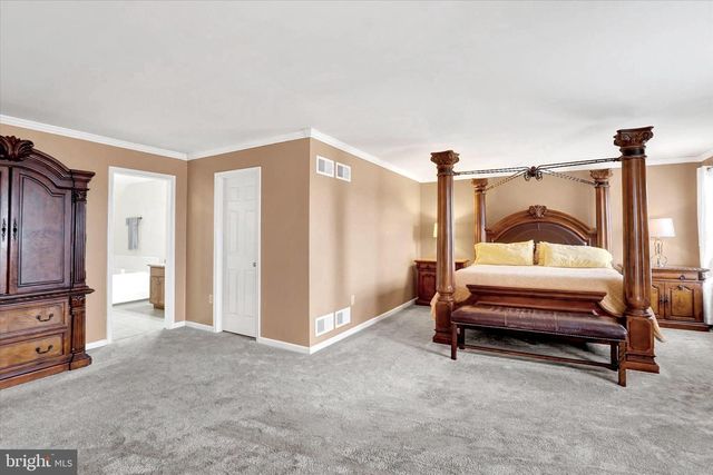 1724 CANDLE LN, York, PA 17404