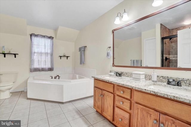 1724 CANDLE LN, York, PA 17404