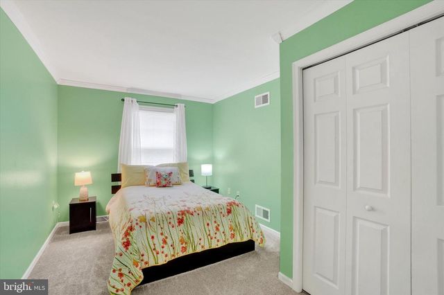 1724 CANDLE LN, York, PA 17404