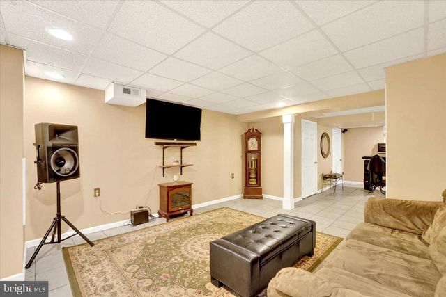 1724 CANDLE LN, York, PA 17404