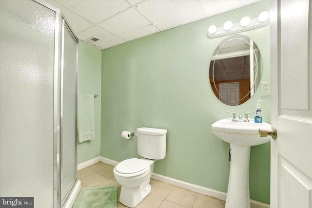 1724 CANDLE LN, York, PA 17404