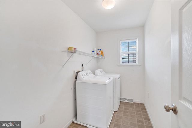 1724 CANDLE LN, York, PA 17404