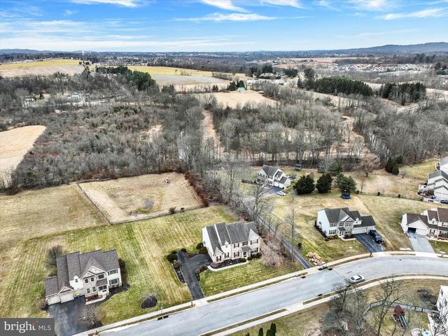 1724 CANDLE LN, York, PA 17404