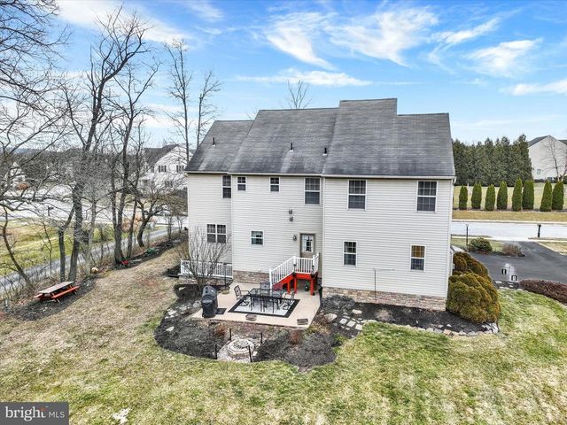 1724 CANDLE LN, York, PA 17404