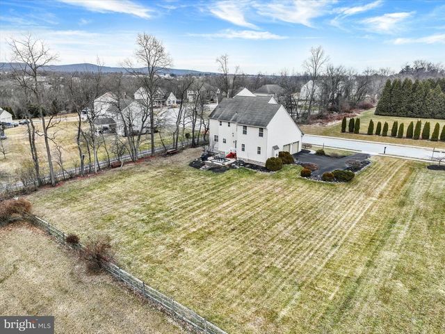 1724 CANDLE LN, York, PA 17404