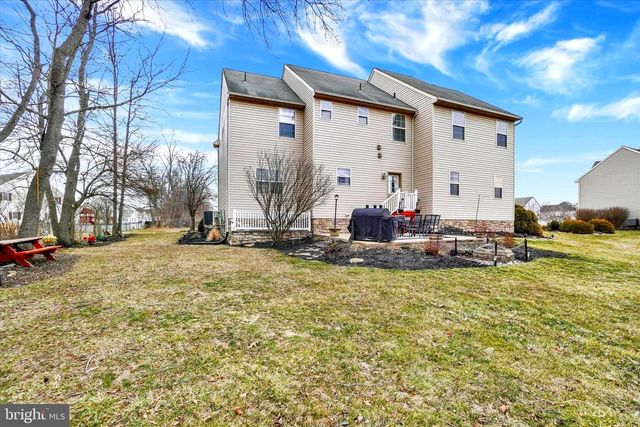 1724 CANDLE LN, York, PA 17404