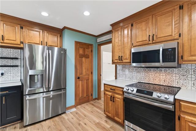 129 Stone Lake CT, Yorktown, VA 23693