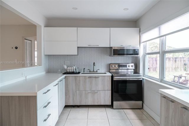 2842 Jackson St, Hollywood, FL 33020