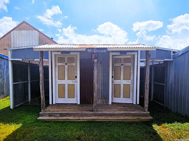 4951 FM 1283, Pipe Creek, TX 78063
