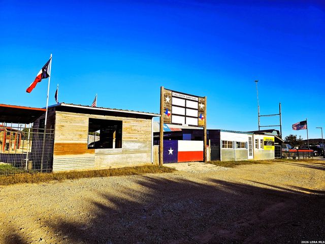 4951 FM 1283, Pipe Creek, TX 78063