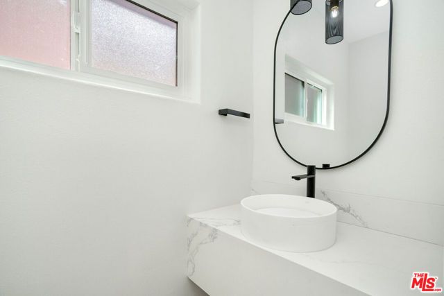 5923 Etiwanda Avenue 106, Tarzana (los Angeles), CA 91356