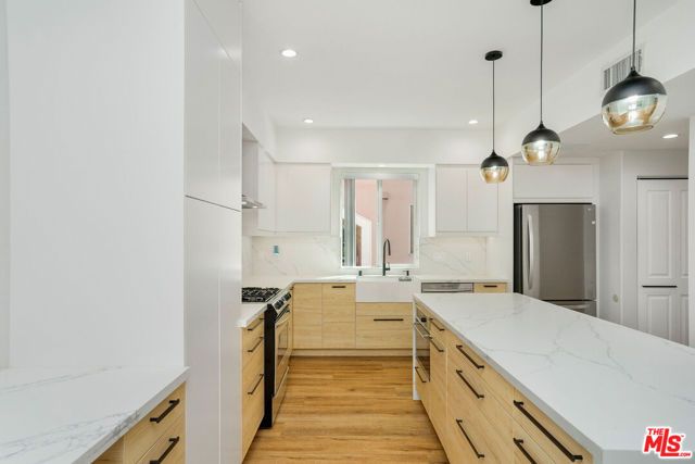 5923 Etiwanda Avenue 106, Tarzana (los Angeles), CA 91356