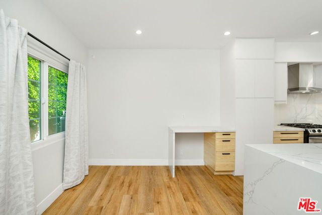 5923 Etiwanda Avenue 106, Tarzana (los Angeles), CA 91356