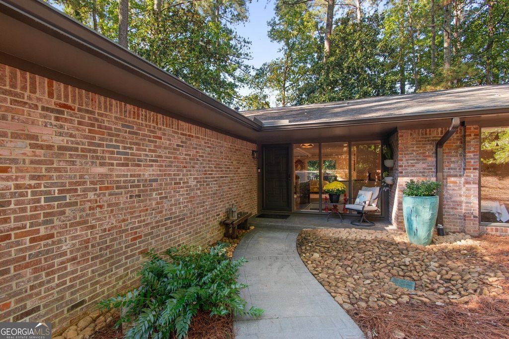 9270 N Lake Drive, Roswell, GA 30076 — photo 2