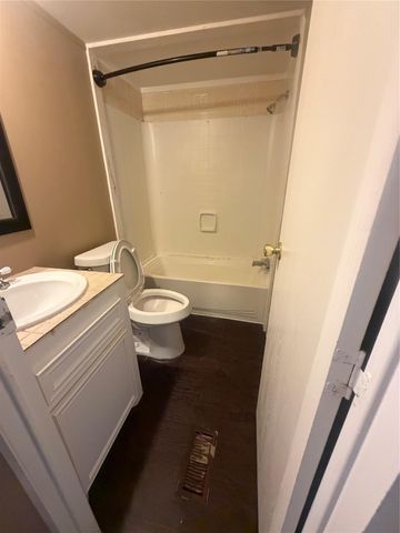 601 Clear Lake Road D, Highlands, TX 77562