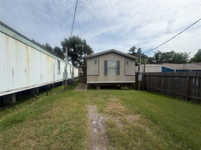 601 Clear Lake Road D, Highlands, TX 77562